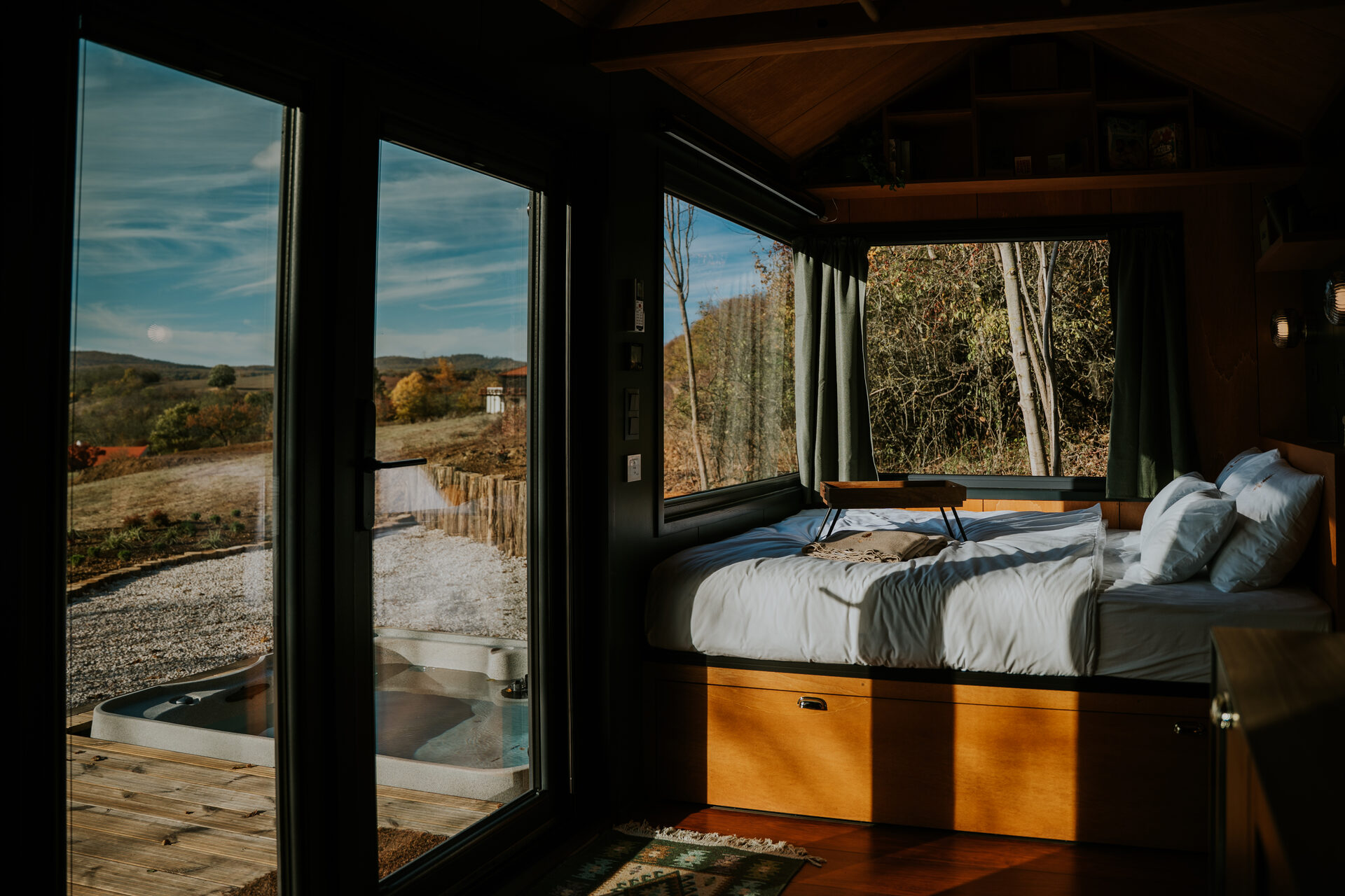 Kilátás a faházból a jakuzzira és a tájra